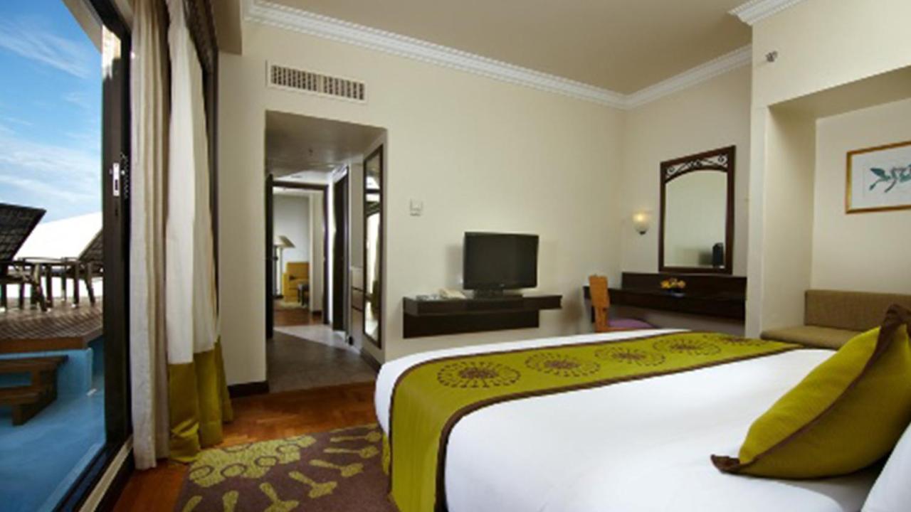 Holiday Inn Resort Penang Batu Feringgi Exterior foto